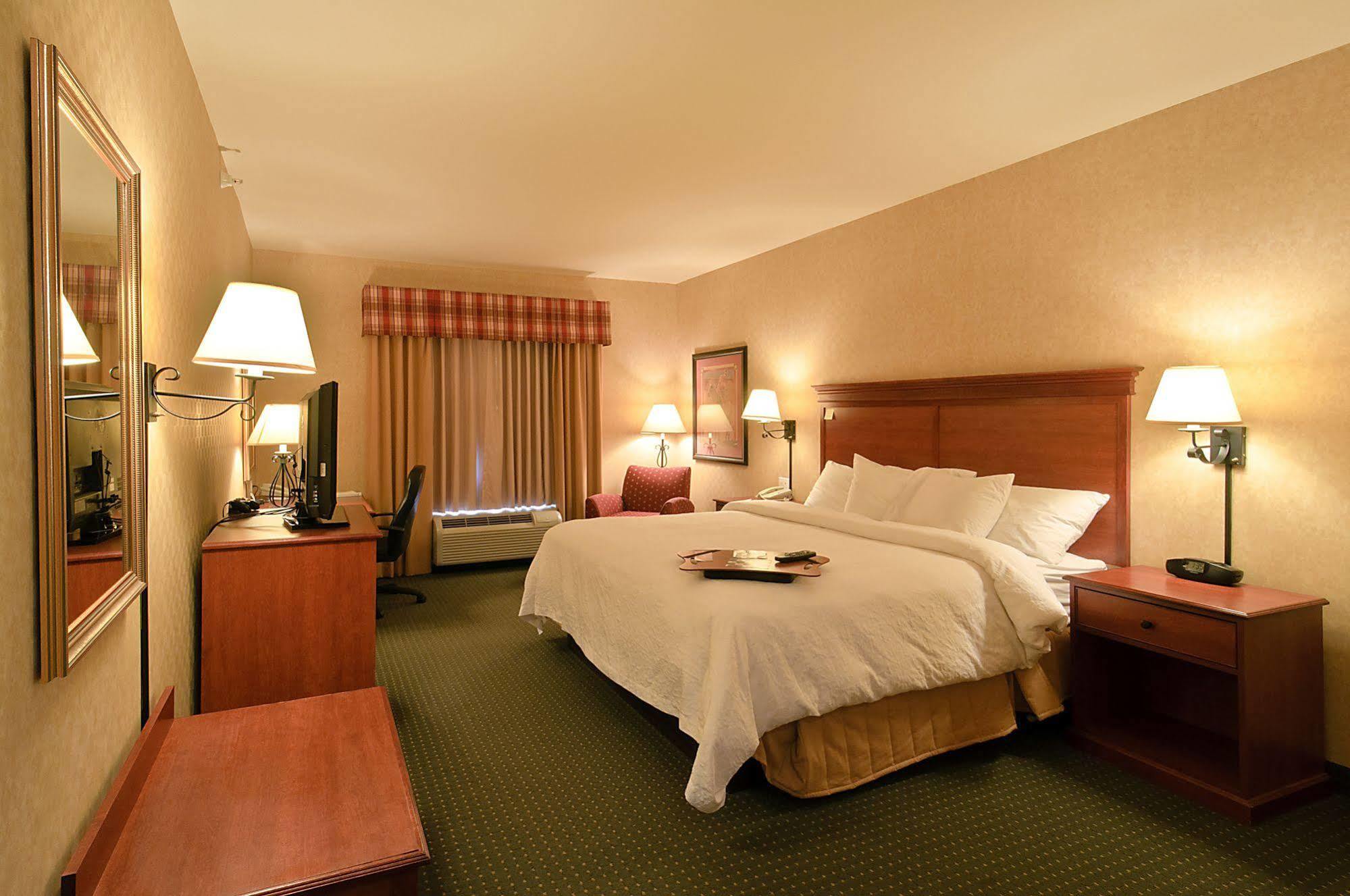 Hampton Inn Ларами Экстерьер фото